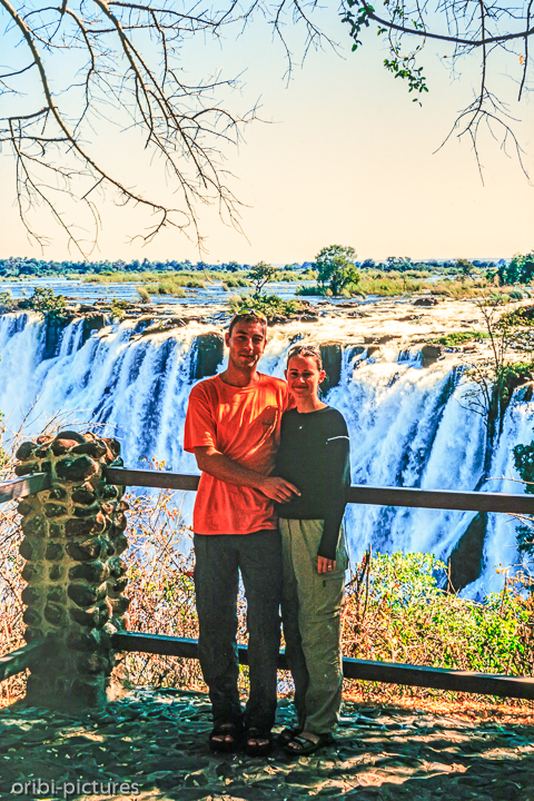 *Wir vor den Vic Falls*<br><br><br><br>