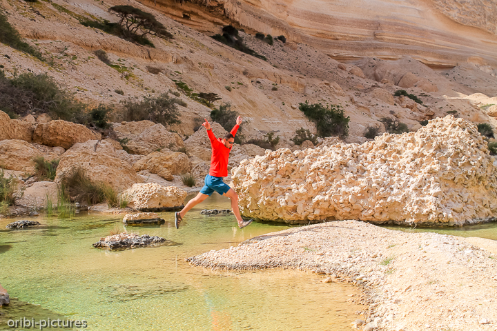 *Tiefer hinein in den Canyon*<br><br>Dorthin, wo kein Jeep mehr hinkommt, wandern wir noch einige Kilometer tiefer ins Wadi Ash Shuwaymiyyah.<br><br>