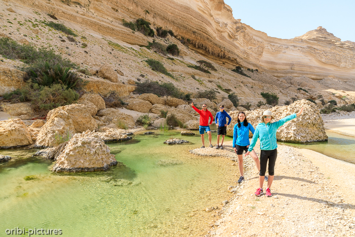 *Tiefer hinein in den Canyon*<br><br>Dorthin, wo kein Jeep mehr hinkommt, wandern wir noch einige Kilometer tiefer ins Wadi Ash Shuwaymiyyah.<br><br>