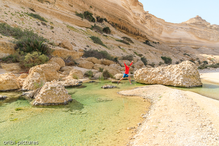 *Tiefer hinein in den Canyon*<br><br>Dorthin, wo kein Jeep mehr hinkommt, wandern wir noch einige Kilometer tiefer ins Wadi Ash Shuwaymiyyah.<br><br>