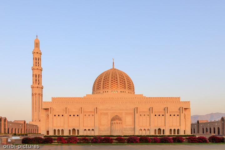 *Sultan Qaboos Moschee*<br><br>Beeindruckend während des 18 Uhr Gebets den Pilgerern zuzusehen und das Ambiente aufzusaugen. Frauen sollten sich für einen Besichtigungstermin vorab informieren.<br><br>