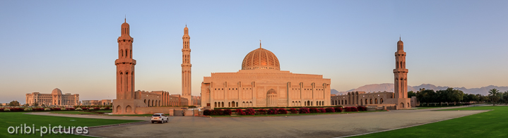 *Sultan Qaboos Moschee*<br><br>Beeindruckend während des 18 Uhr Gebets den Pilgerern zuzusehen und das Ambiente aufzusaugen. Frauen sollten sich für einen Besichtigungstermin vorab informieren.<br><br>