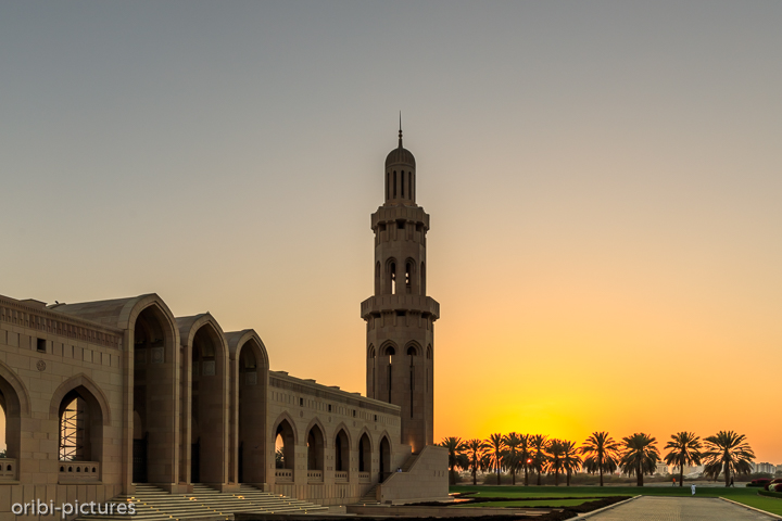 *Sultan Qaboos Moschee*<br><br>Beeindruckend während des 18 Uhr Gebets den Pilgerern zuzusehen und das Ambiente aufzusaugen. Frauen sollten sich für einen Besichtigungstermin vorab informieren.<br><br>