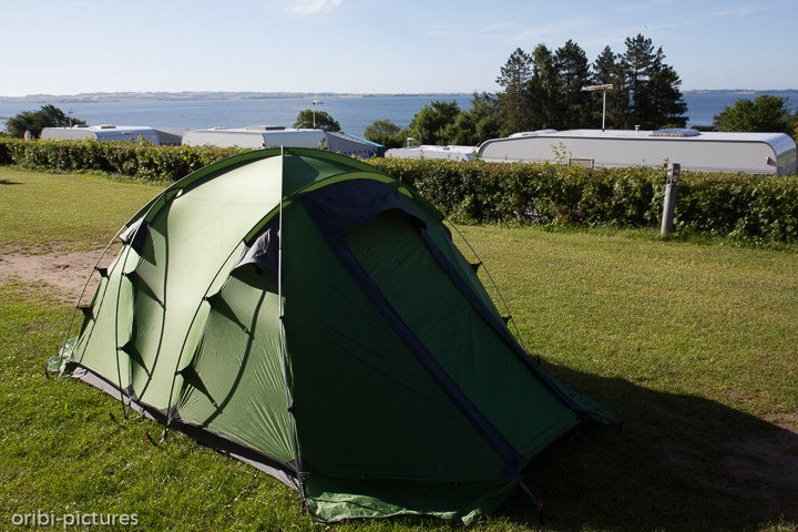 *Alles was Dänemark für uns zu bieten hat*<br><br>Flachland mit Wiese zum Campen, was reichlich genutzt wird. Blick auf die kalte Ostsee mit vielen flachen Inseln. Für uns hat das Festland von Dänemark leider kein Traumland-Potential. Anders sieht es nur auf den Färöer Inseln (siehe Fotos unter Island) oder Grönland aus.<br><br>