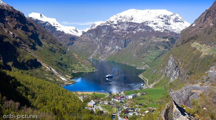 *Hurtigruten*<br><br>Ein Kreuzfahrtschiff erreicht den schönsten Fjord Norwegens - Geiranger.<br><br>