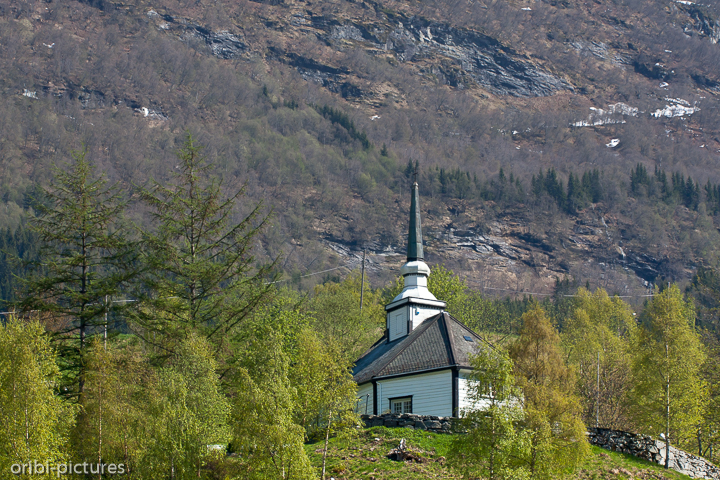 *Kirche am Geirangerfjord*<br><br>Norwegen hat eine amtliche Protestantische Staatskirche, die auf der evangelisch-lutherischen Religion basiert.<br><br>