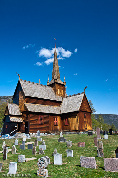 *Friedhof vor der Stabkirche Lom*<br><br>Sie wurde erstmals schriftlich 1270 erwähnt, man nimmt aber an, dass sie um 1200 entstand.<br><br>