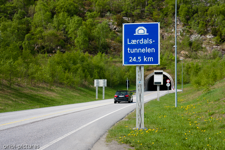 *Laerdal Tunnelzufahrt*<br><br>Will man nicht über den möglicherweise noch gesperrten Schneeweg fahren, muss man durch den längsten Straßentunnel der Welt.<br><br>