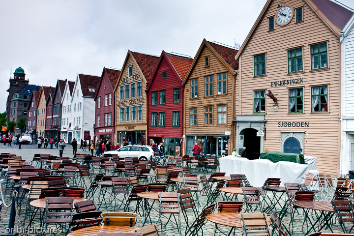 *Bryggen in Bergen III*<br><br>Windschief errichtete Holzhäuser stellen den historischen Teils der Fußgängerzone Bergens dar.<br><br>