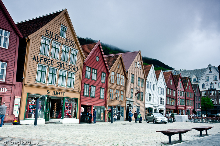 *Bryggen in Bergen I*<br><br>Bis zu 280 Holzhäuser an der Landungsbrücke der regenreichsten Stadt Europas.<br><br>