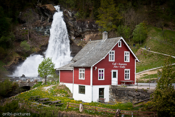 *Steindalsfossen*<br><br>Er ist Teil des Flusses Fosselva und hat eine Höhe von ca. 50 m. Ein Weg führt hinter den Wasserfall, so dass Besucher zwischen Felswand und Wasser gelangen können.<br><br>