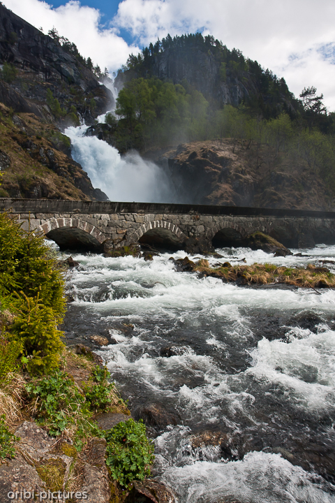 *Latefossen II*<br><br>2 Wasserfälle stürzen die Klippen hinab und fließen am Ende unter der Hauptstraße hindurch.<br><br>