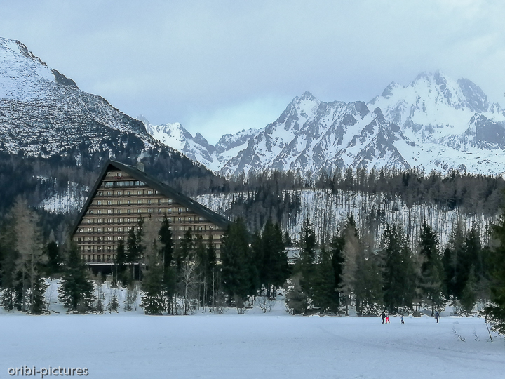 *Štrbské Pleso*<br><br>Hotel am zugefrorenen Tschirmer See.<br><br>