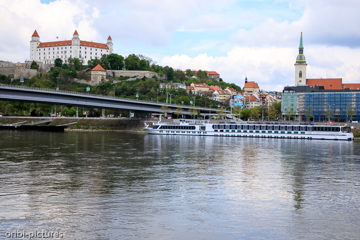 *Donau und Burg Bratislava*<br><br>Hauptstadt Slowakei<br><br>