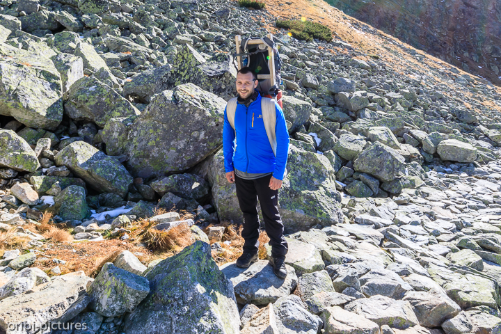 *Mário - ein Träger der schweren Lasten*<br><br>Männer, wie er, tragen auf Holzgestellen bis zu 100kg hinauf zu den schwer erreichbaren Berghütten.<br><br>