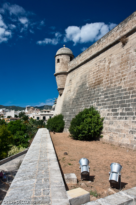 *Auf der Stadtmauer*<br><br>am Königspalast in Palma de Mallorca<br><br>