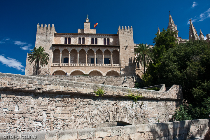 *Palast Palau de l´Almudaina*<br><br>Das mächtige Gebäude neben der Kathedrale La Seu ist das zweitwichtigste Gebäude in Palma de Mallorca. Der Bau wurde bereits von den Mauren begonnnen und später unter König Jaume II  zur Königsresidenz erweitert (13. Jahrhundert).<br><br>