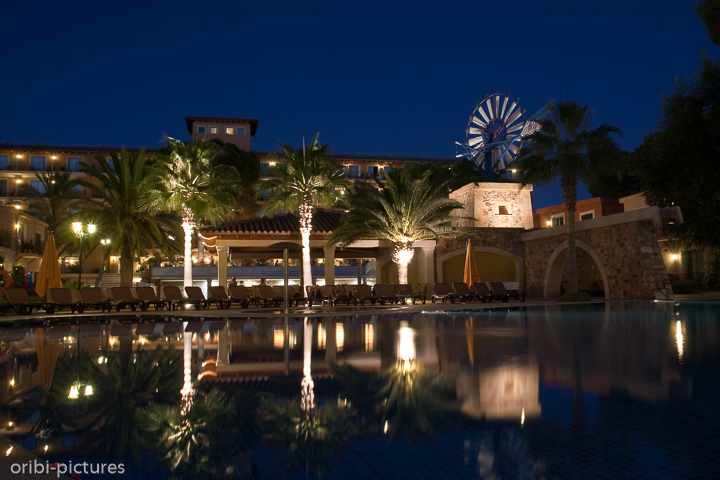 *Barceló Pueblo Park II*<br><br>Unser Hotel bei Nacht<br><br>