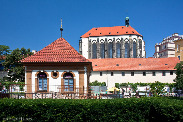 *Prag III*<br><br>Ein Stadtrundgang führte uns auch zu sonst selten besichtigten Orten. Dabei fällt auf, dass in Prag relativ viele Häuser vom Krieg verschont blieben. Gerade jetzt, nachdem viele Häuser renoviert wurden, vermittelt das auf besonders eindrückliche Weise den Charme der Goldenen Stadt.<br><br>