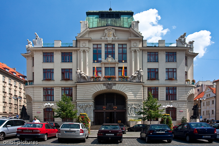 *Prag I*<br><br>Ein Stadtrundgang führte uns auch zu sonst selten besichtigten Orten. Dabei fällt auf, dass in Prag relativ viele Häuser vom Krieg verschont blieben. Gerade jetzt, nachdem viele Häuser renoviert wurden, vermittelt das auf besonders eindrückliche Weise den Charme der Goldenen Stadt.<br><br>