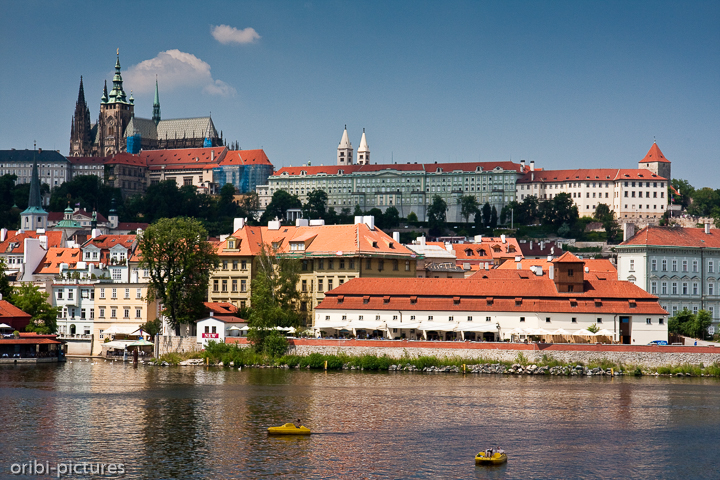 *Prager Burg (Hradschin)*<br><br>Hradschin (auch: Burgstadt, tschechisch: Hradčany) bezeichnet nicht, wie in der deutschsprachigen Literatur zumeist angenommen, die Prager Burg (Pražský hrad), sondern den gesamten Hügel- oder Bergsporn, auf dem die Burg steht, und insbesondere den westlich an die Burg angrenzenden Stadtteil Prags.<br><br>
